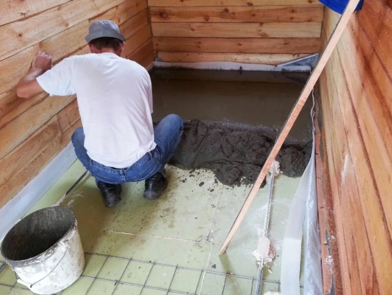 Устройство бетонной подушки на полу ванной в доме из дерева