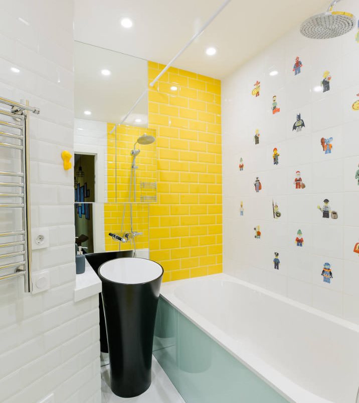 Желтая стена в интерьере белой ванной комнаты