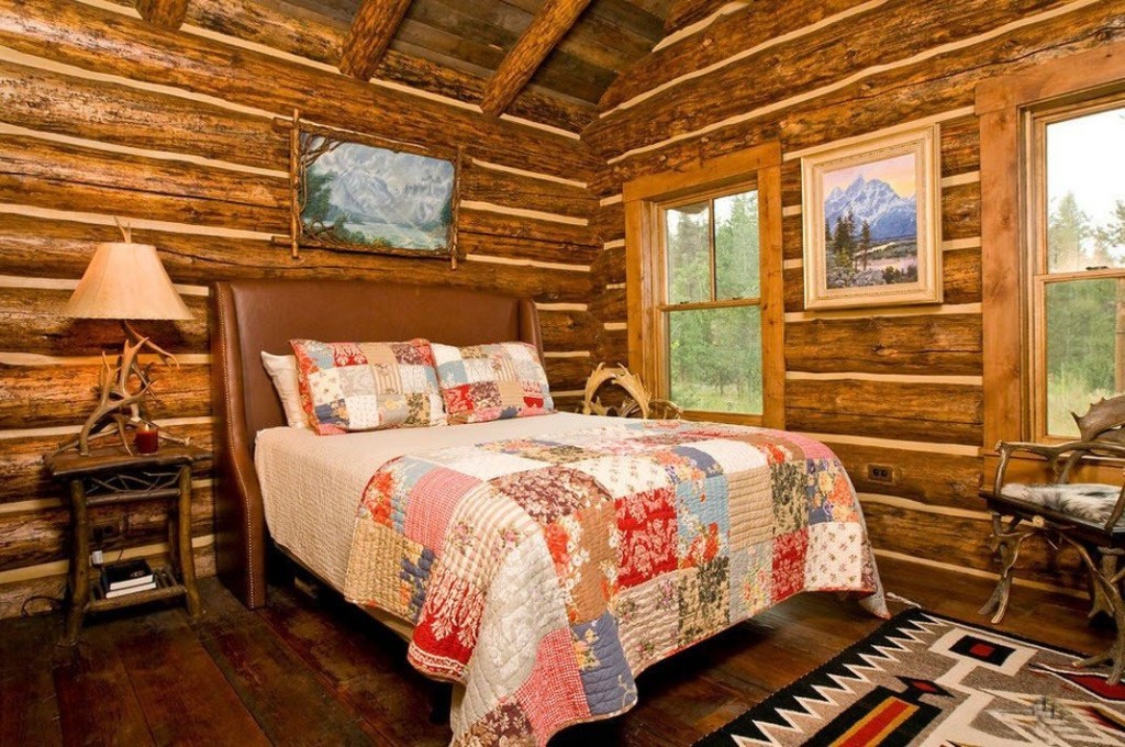 Яркое одеяло в стиле пэчворк на кровати в спальне