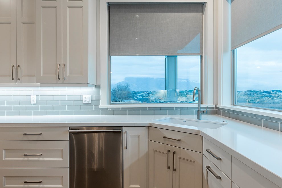 рулонные шторы на кухне дизайн фото