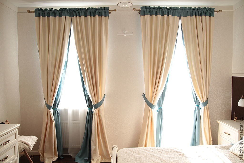 Спальная комната со шторами на кулиске
