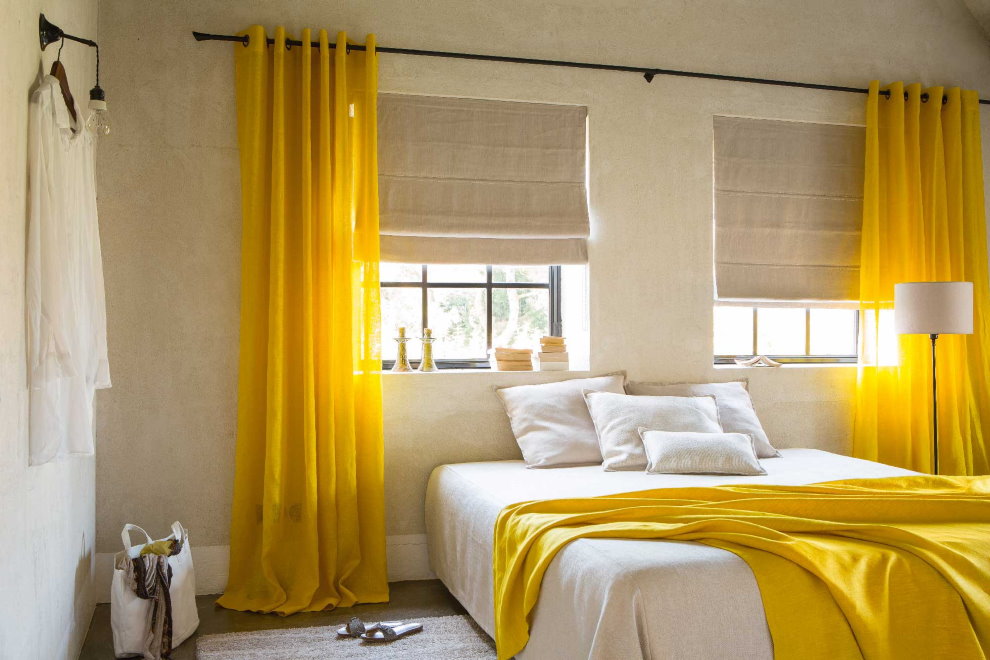 Интерьер спальни с желтыми занавесками
