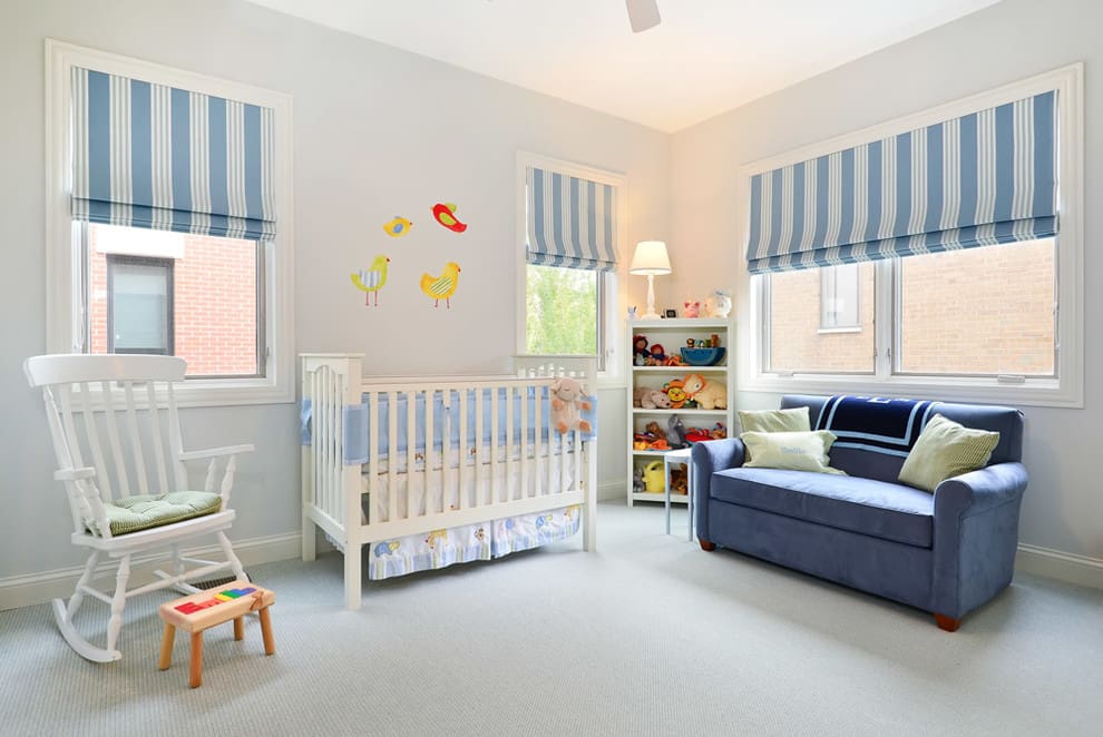 Синие полоски на римках в детской комнате