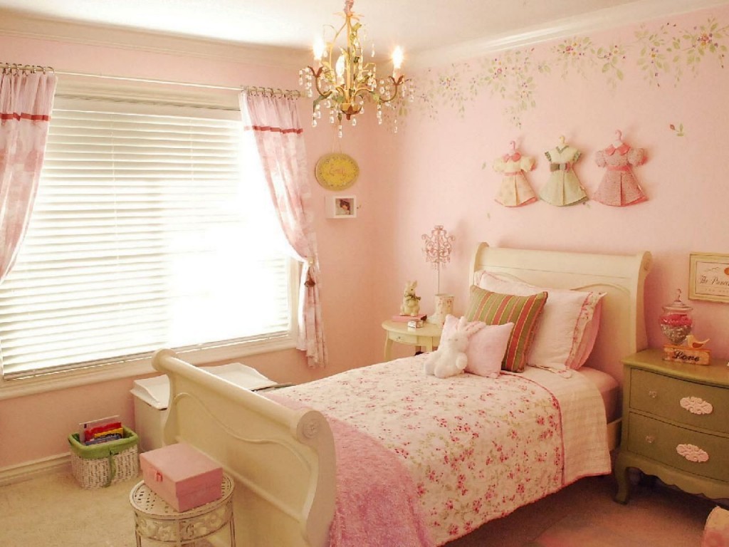 Розовые обои в спальне девочки дошкольного возраста