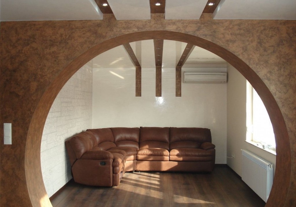 Круглая арка из гипсокартона в гостиной