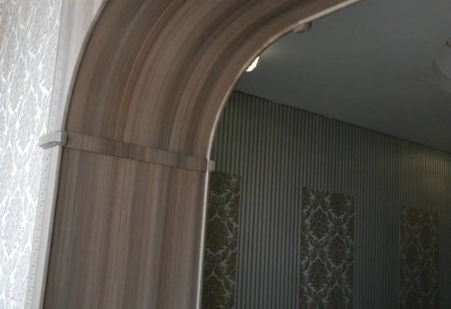 Декор свода арки ПВХ-панелями с имитацией дерева
