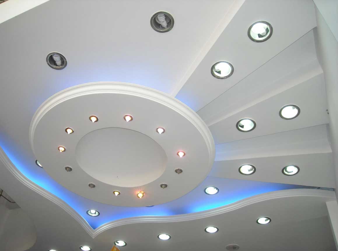 фигурный потолок из гипсокартона с комбинированным свето