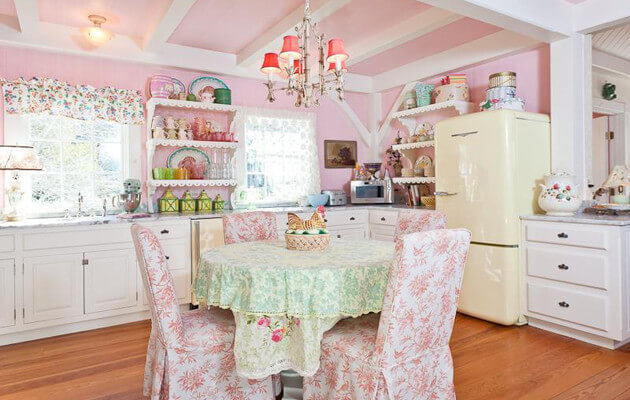 Фото: цветочные принты в интерьере кухни стиля шебби шик