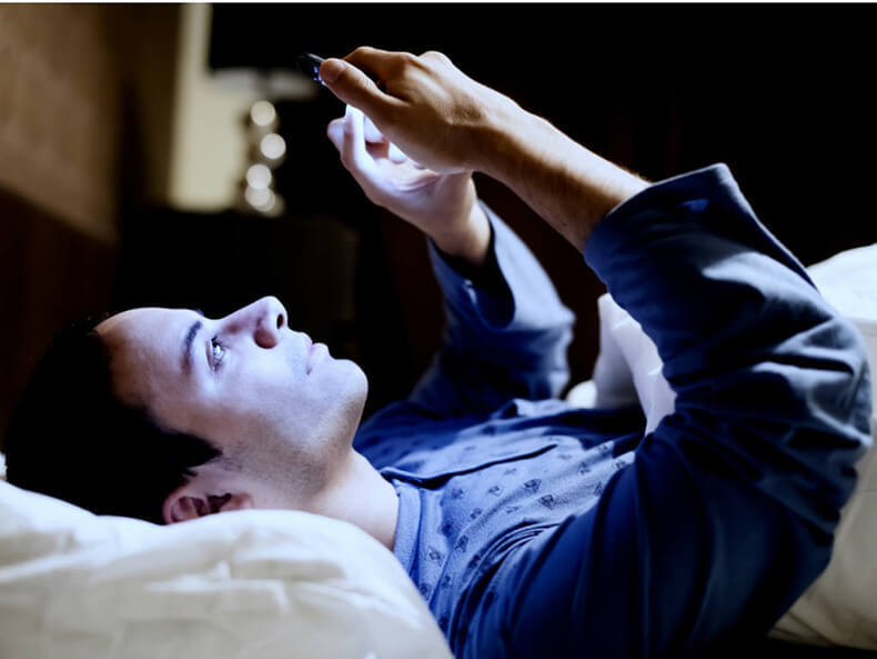 Вредно ли спать с мобильным телефоном рядом