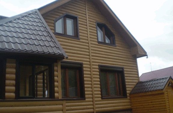 дом отделанный металлическим блок-хаусом