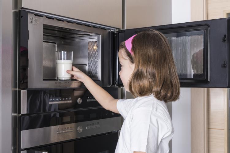 Можно ли грудное молоко греть в микроволновке
