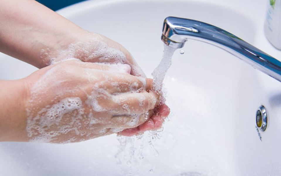 мытье рук с использованием мыла