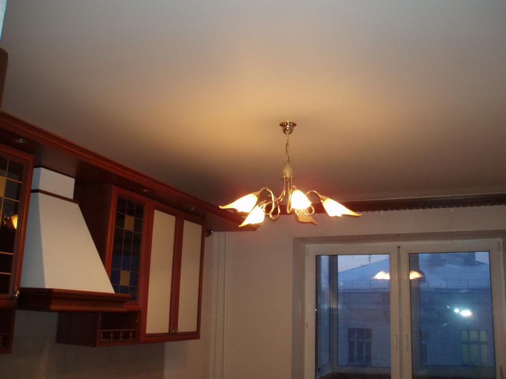 фото сатиновые потолки в кухне 3