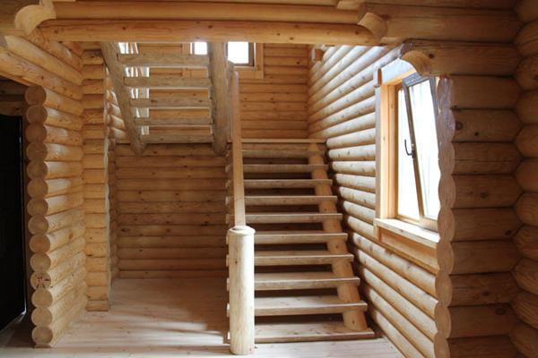 Деревянная лестница в доме из бруса прекрасно дополнит интерьер помещения