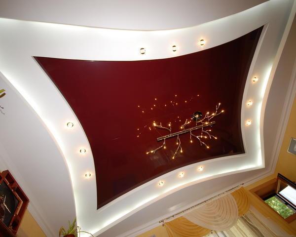 Гипсокартонный потолок, окрашенный в модный цвет марсала, сделает интерьер помещения элегантным и уютным