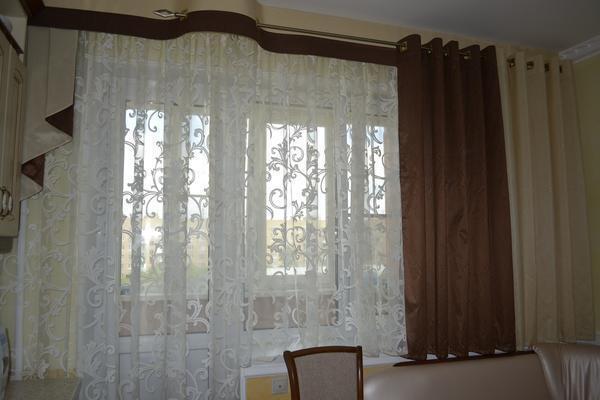 При выборе штор без ламбрекена стоит учитывать размеры окна и самой комнаты 