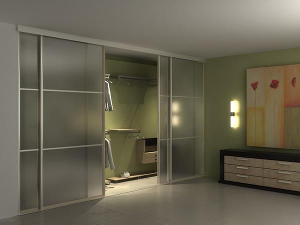 Встроенный гардеробный шкаф можно установить в абсолютно любой комнате