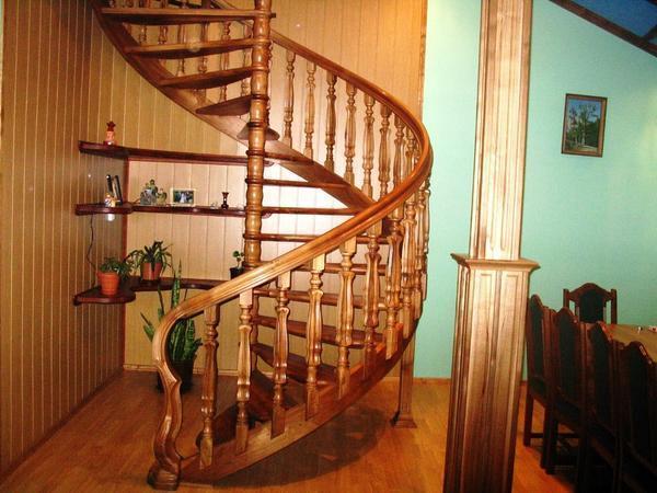 Сделать интерьер оригинальным и интересным вам поможет стильная вертикальная лестница из дерева