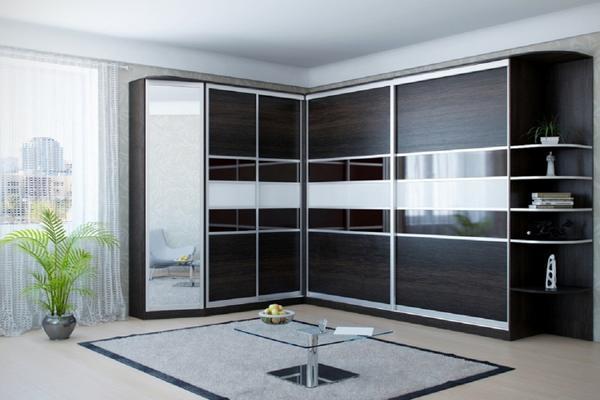 Подбирать дизайн шкафа следует с учетом особенностей интерьера гостиной