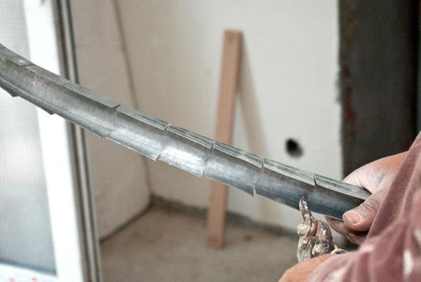 С потолочным профилем для гипсокартона легко работать – сталь можно резать специальным инструментом, распиливать болгаркой или ножовкой по металлу