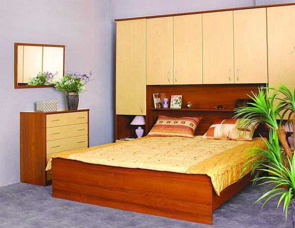 Мебель для маленькой спальни должна быть компактной и многофункциональной - без лишних декоративных элементов