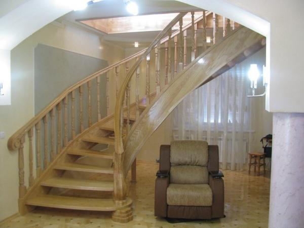 Многие предпочитают выбирать деревянные лестницы, поскольку они характеризуются прочностью, натуральностью и безопасностью 