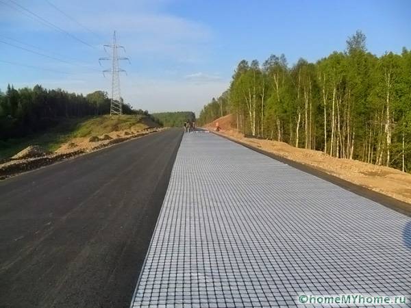 Функциональное полотно обеспечивает устойчивость дорог даже при сложных рельефах на местности