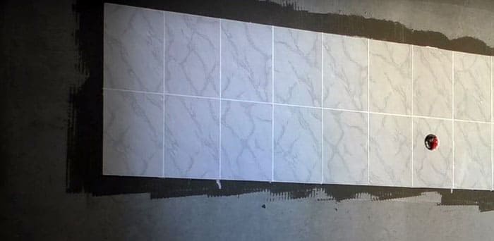 Укладка керамической плитки на стену без поддерживающей планки возможна только составами с высокой тиксотропностью