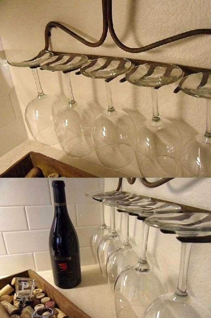 Стеклянные стаканы на таком импровизированном рейлинге смотрятся очаровательно