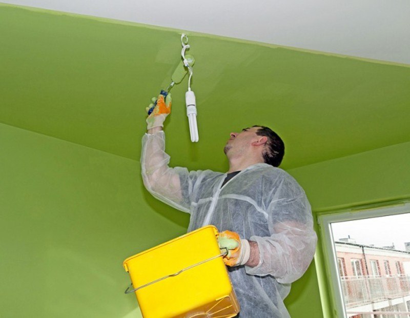 Как покрасить потолок в квартире: основные правила