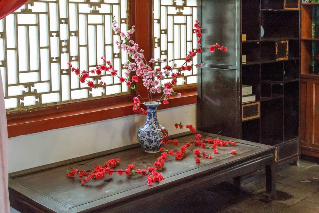 Цветы сливы в вазе, китайский интерьер, китайская мебель