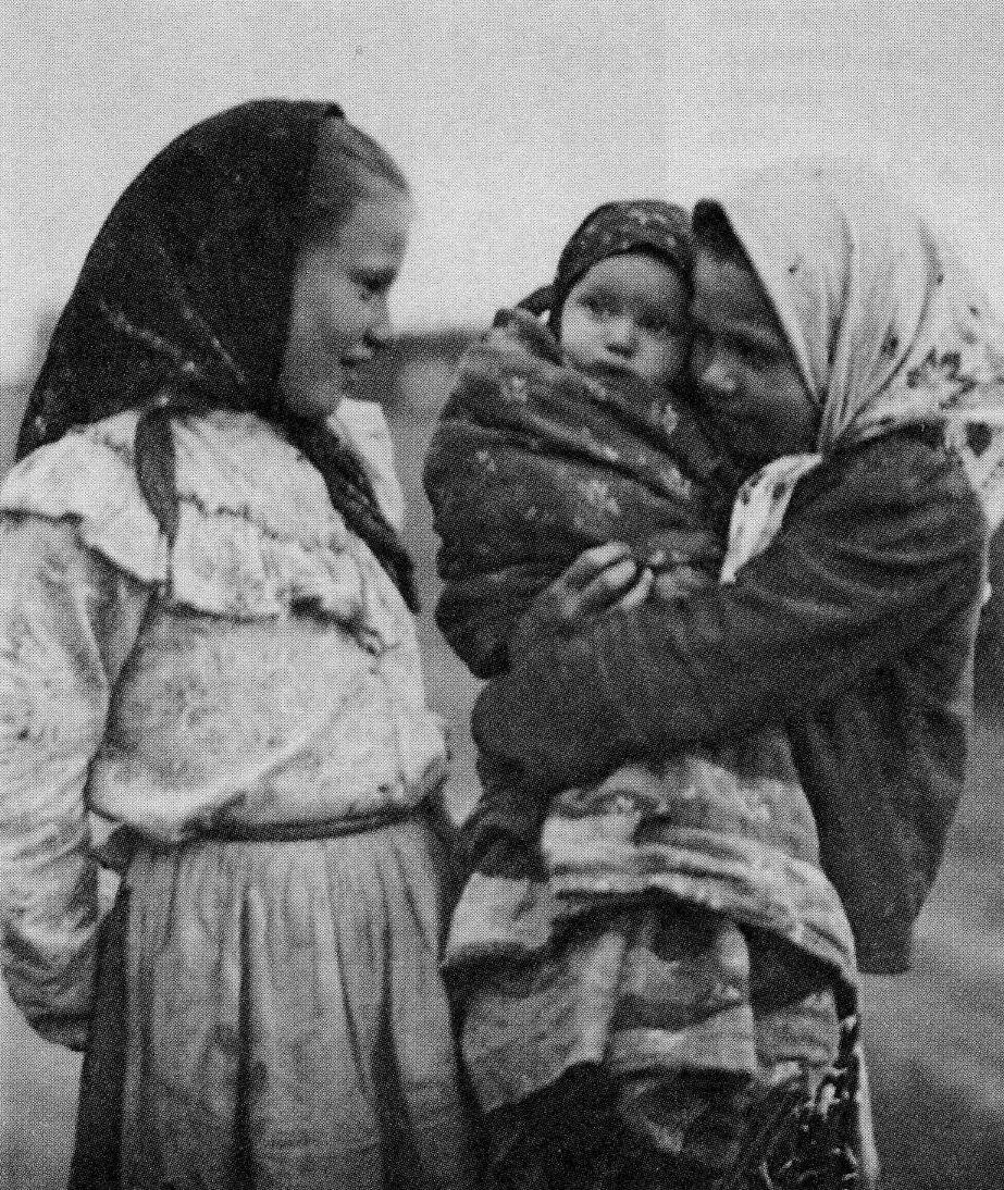 Беседа. Фото С.А. Лобовикова. 1914-1916 гг.
