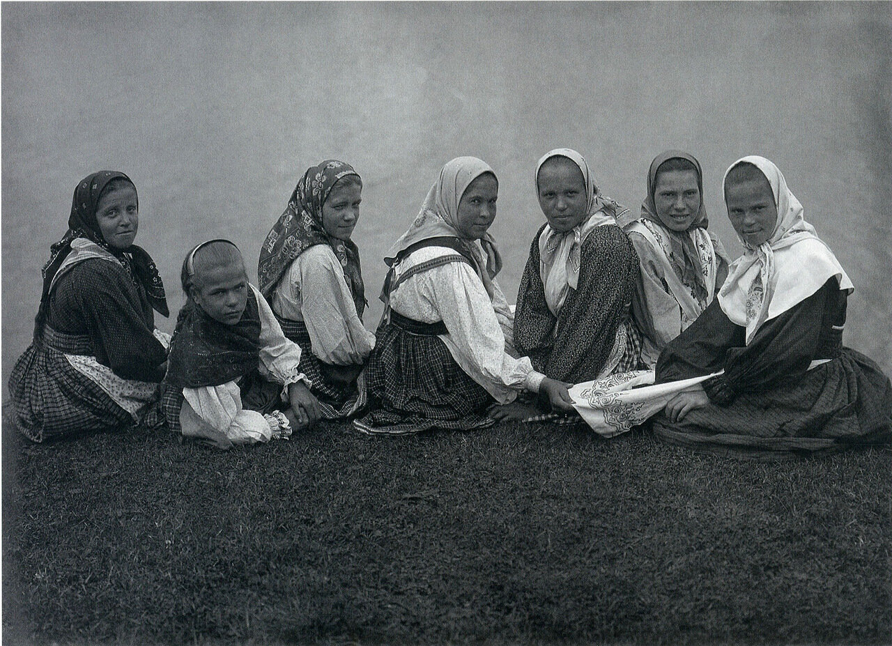Девчата. 1914-1916 гг. Фото С.А. Лобовикова
