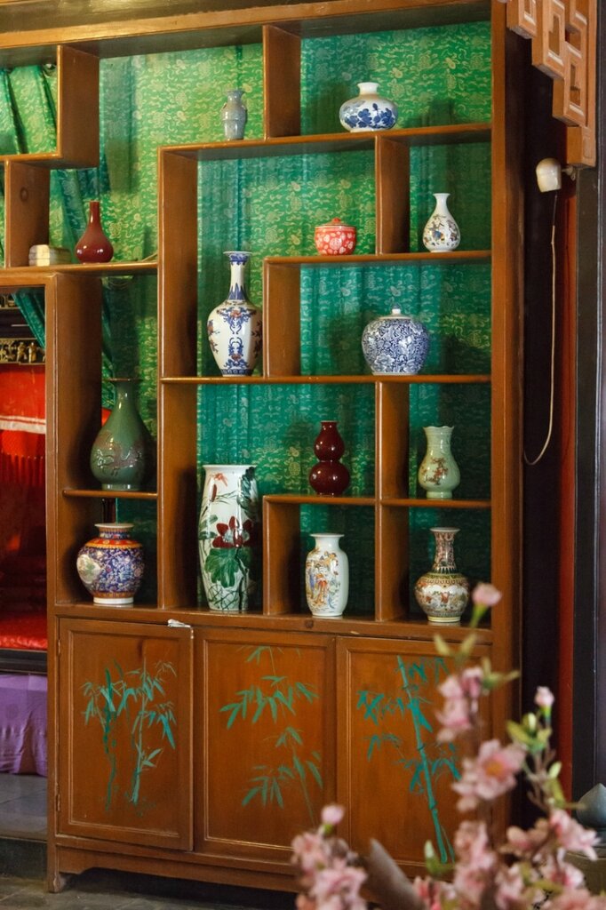 Шкаф-стеллаж с вазами, китайский интерьер, китайская мебель