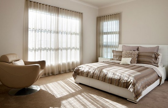 Занавески на окнах спальни не только защищают от солнечных лучей, но и выполняют функцию декора