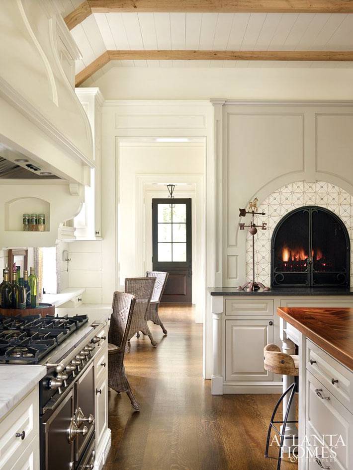 Красивый камин с арочными дверцами в интерьере кухни фото