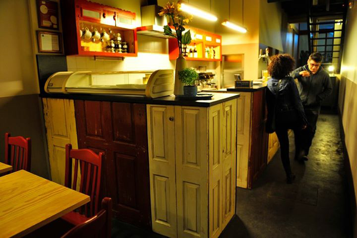 Красивый дизайн интерьера кафе Duas de Letra в Португалии