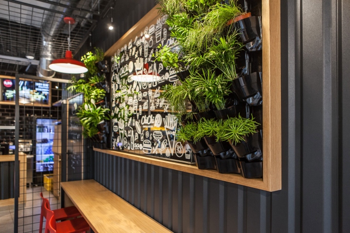 Металлические панели в отделке стены в дизайне кафе быстрого питания