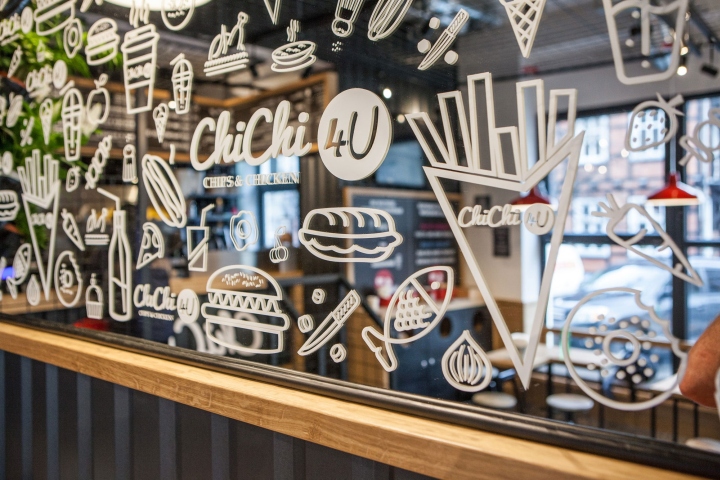 Декорирование зеркала рисунками в дизайне кафе быстрого питания