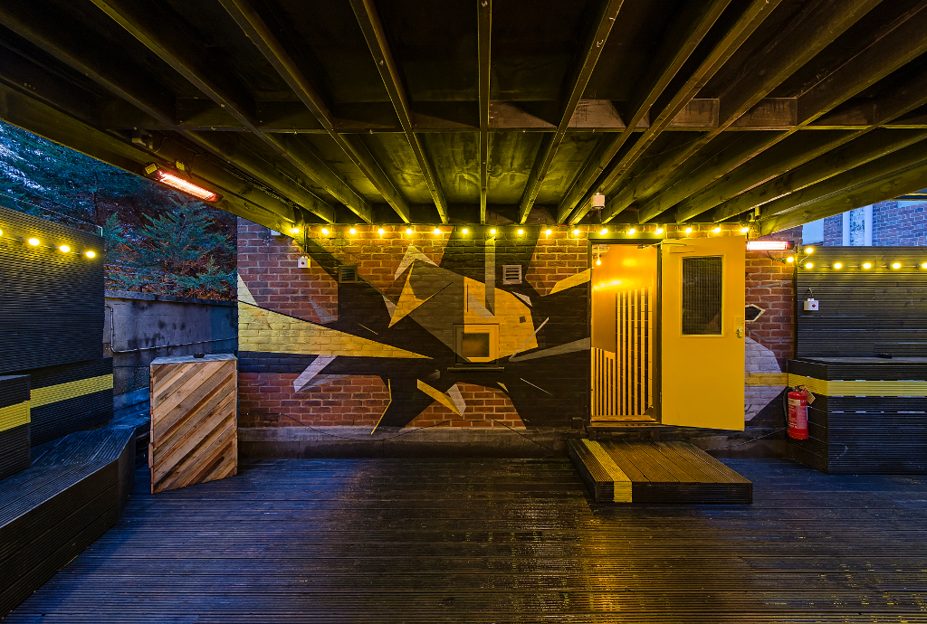 Дизайн стен в клубе-ресторане Matchbox Bar
