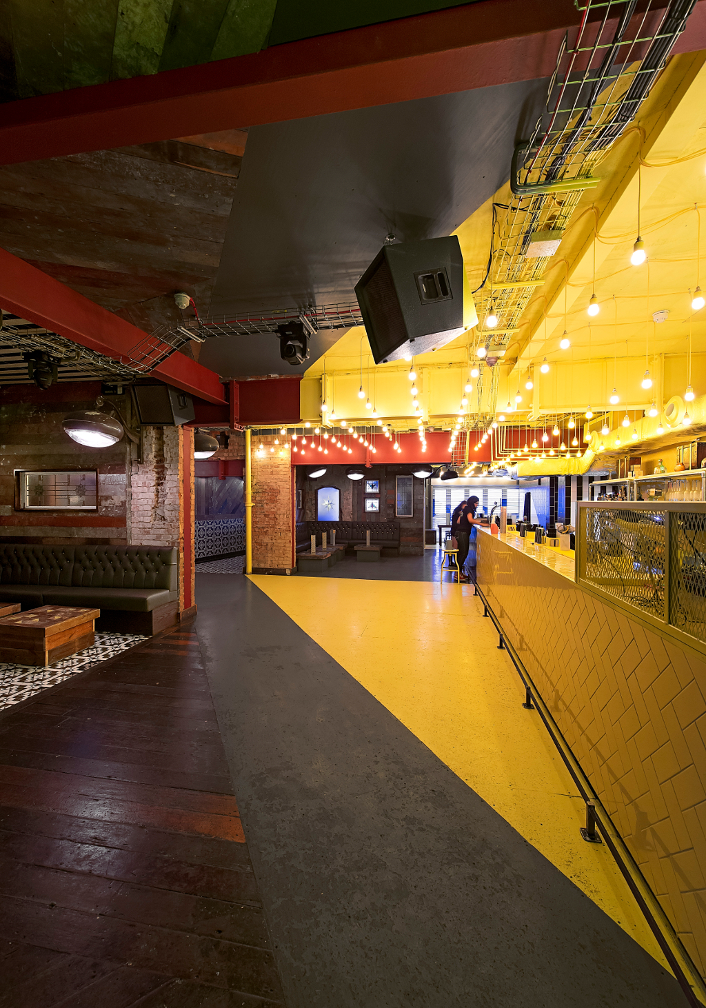 Зеркальный эффект в дизайне клуба-ресторана Matchbox Bar