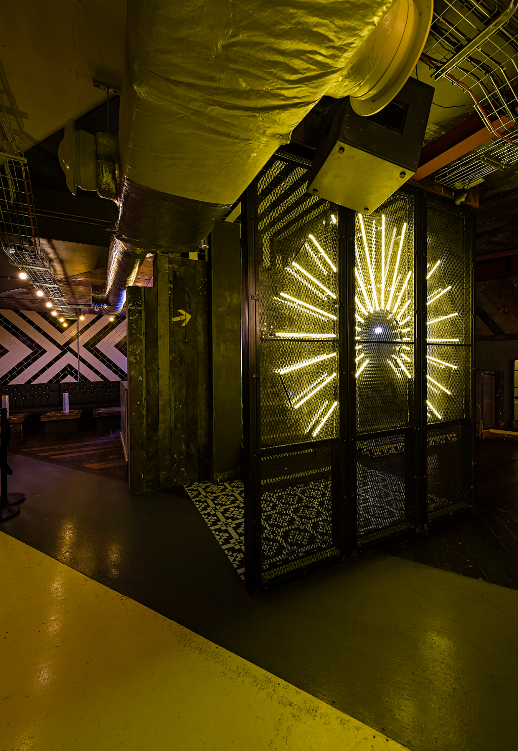 Дизайн подсветки в клубе-ресторане Matchbox Bar