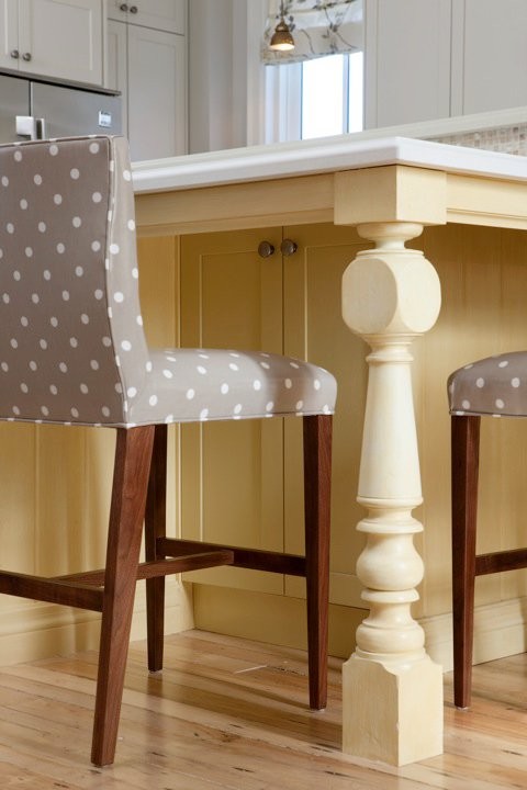 Внутреннее убранство дома: дизайн светлого кухонного острова с ящиками