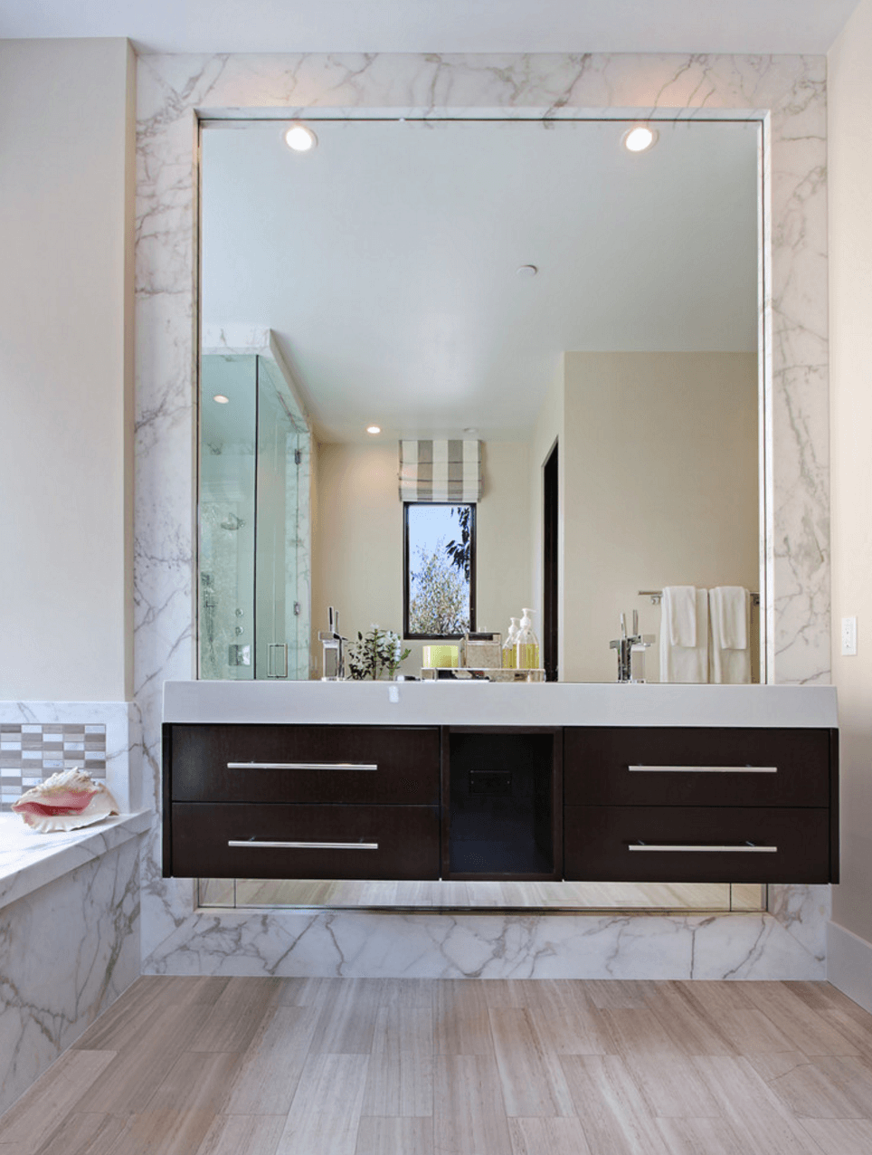 Оригинальный дизайн зеркала в интерьере ванной комнаты - Фото 2