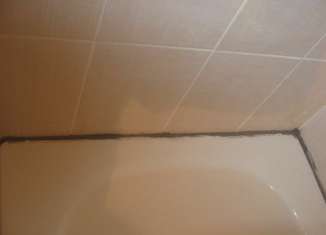 затирка швов между ванной и стеной цементом