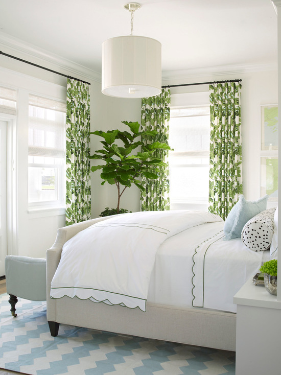 зеленые шторы с орнаментом в белой спальне