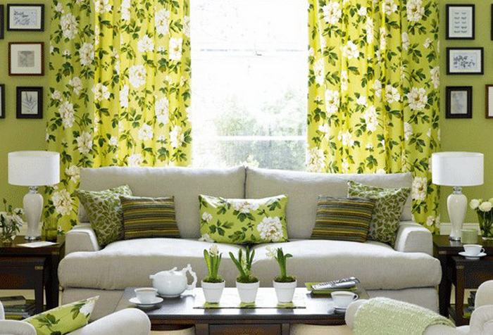 фото желто-зеленых занавесок в гостиной