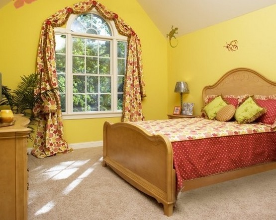 красно-желтые шторы в спальне кантри с желтыми стенами