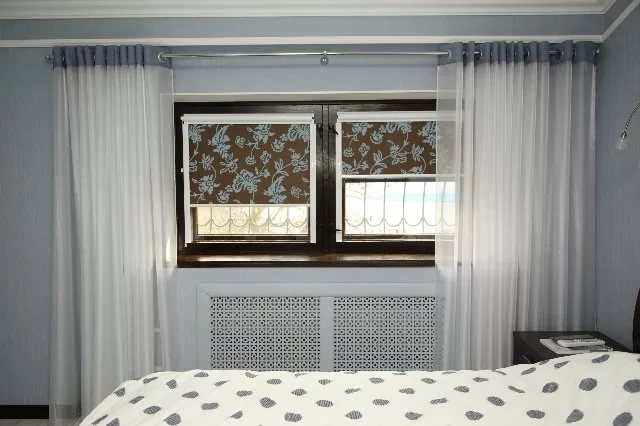 сочетание рулонной шторы и тюля в спальне