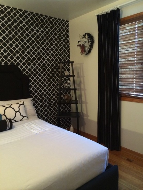 фото штор к черно-белым обоям в спальне